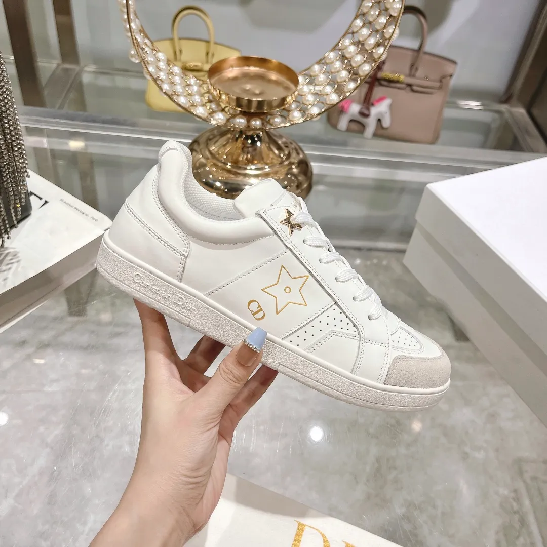 👟👟Ex-factory price 560👟👟Dior2024 new white shoes, Dior Dior Star women's sports shoes, very light summer white shoes. The upper is carefully made of imported suede, decorated with tonal suede panels, metal stars decorate the lace eyelets, and breathable mesh inside. The upper is punched and designed not to stuffy the feet. It is equipped with Christian Dior logo and thin soles. The thick sole is suitable for all seasons! Size: 35-41 (40 and 41 are customized and cannot be returned or exchanged)